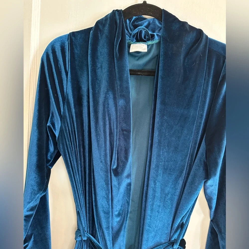 Elegant Blue Velvet Robe - Picture 5 of 5